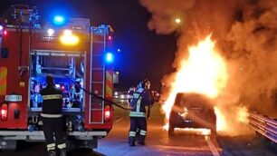 Incendio auto a Meda