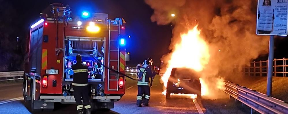 Incendio auto a Meda