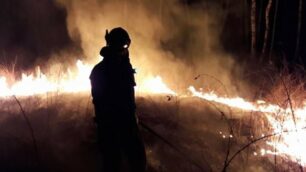 Un vigile del fuoco in azione