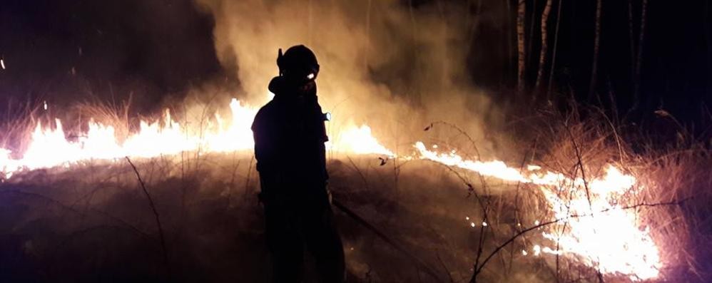 Un vigile del fuoco in azione