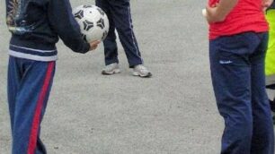 Bambini insultati mentre giocavano a pallone