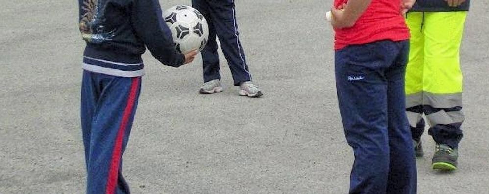 Bambini insultati mentre giocavano a pallone