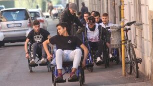 Gli studenti dell’istituto Mose Bianchi sulle carrozzine