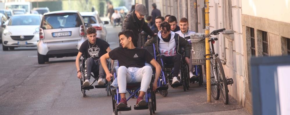 Gli studenti dell’istituto Mose Bianchi sulle carrozzine