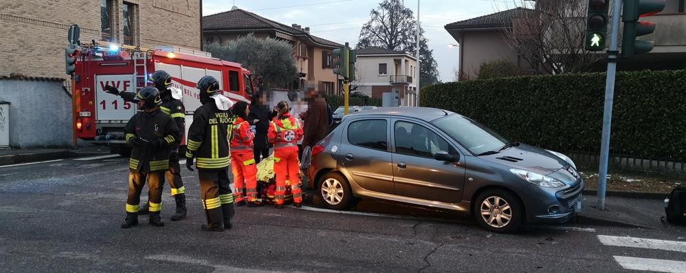 Scontro tra due vetture a Seregno via Fermi