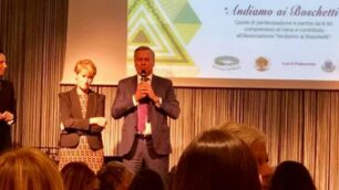 Serata finanziamento allo Sporting associazione culturale Andiamo ai Boschetti: il sindaco Dario Allevi con Anna Maria Martinetti e Carlotta Filippini dell’associazione