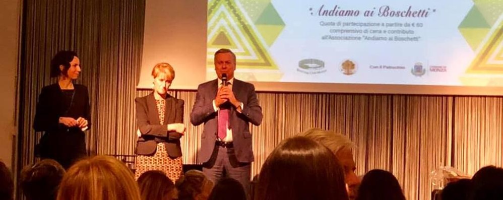 Serata finanziamento allo Sporting associazione culturale Andiamo ai Boschetti: il sindaco Dario Allevi con Anna Maria Martinetti e Carlotta Filippini dell’associazione