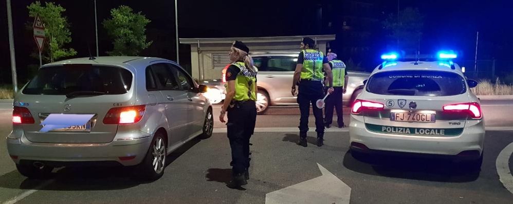 Un posto di blocco della polizia locale di Monza