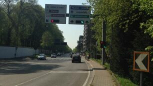 Vedano al Lambro: il semaforo di viale Battisti sul confine con Monza