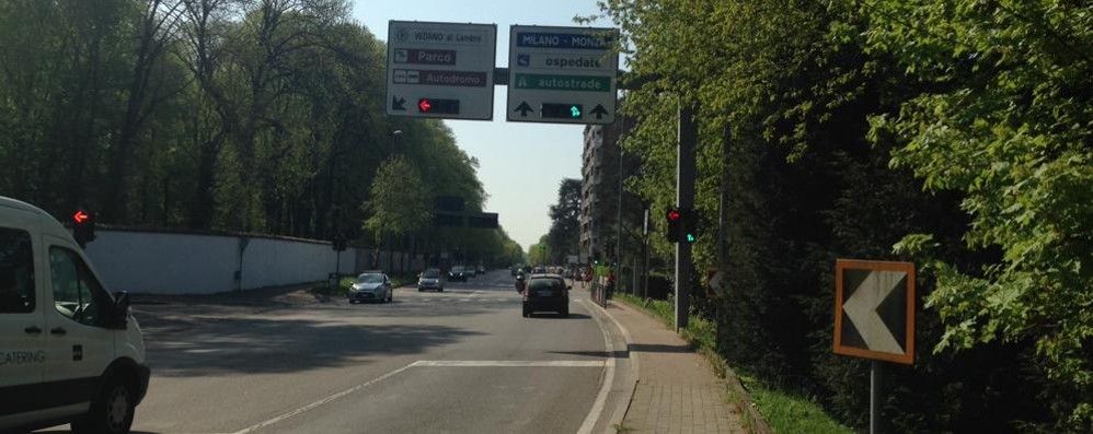 Vedano al Lambro: il semaforo di viale Battisti sul confine con Monza