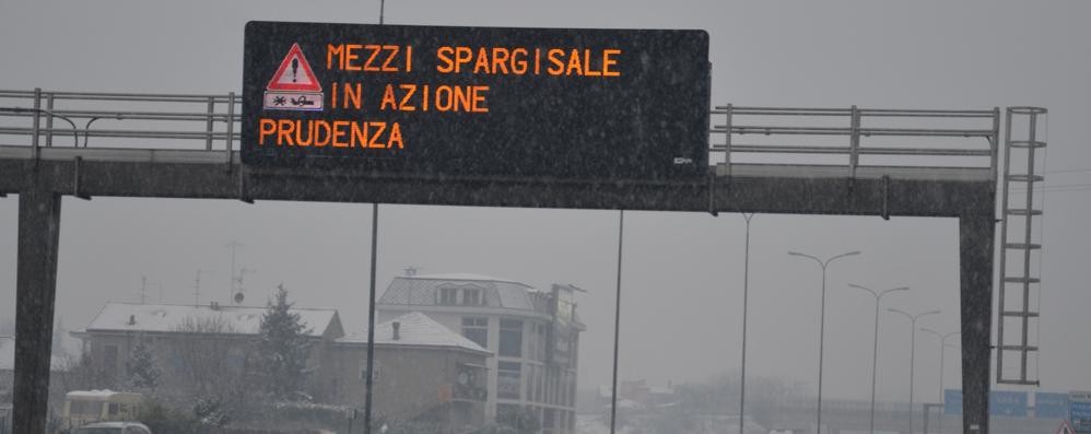 SS36 Continua a nevicare. Mezzi spargisale