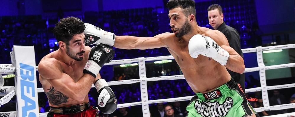 Kick boxing Petrosyan (in pantaloncini verdi) - foto d’archivio