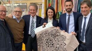 Il vicepresidente di Regione Lombardia Fabrizio Sala a destra, in visita all'Omniapiega di Carate Brianza col sindaco Luca Veggian e l'assessore comunale al Commercio e Attività produttive Eleonora Frigerio