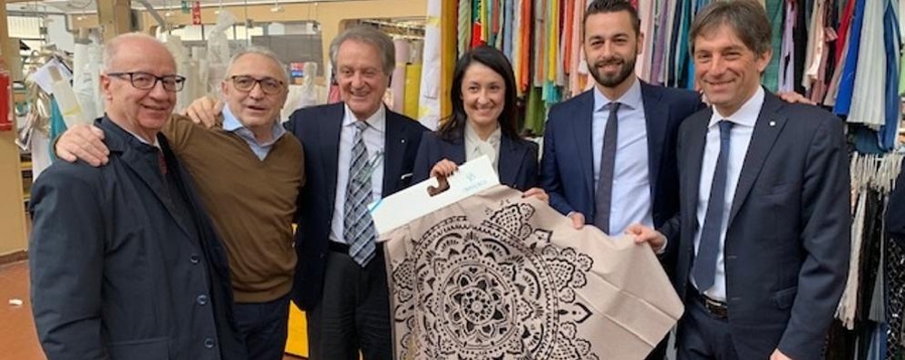 Il vicepresidente di Regione Lombardia Fabrizio Sala a destra, in visita all'Omniapiega di Carate Brianza col sindaco Luca Veggian e l'assessore comunale al Commercio e Attività produttive Eleonora Frigerio