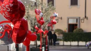 Monza: decorazioni per San Valentino a cura di quattro commercianti di via Carlo Alberto