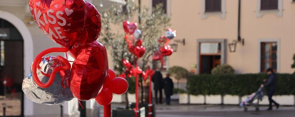 Monza: decorazioni per San Valentino a cura di quattro commercianti di via Carlo Alberto