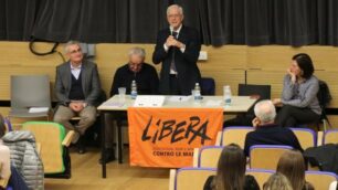 Tiberio Bentivoglio mentre racconta la sua triste esperienza di fronte a 400 studenti del liceo Parini di Seregno (foto Volonterio)