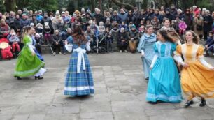 Una fase dell'esibizione del musical "Sette spose per sette fratelli" in occasione della riapertura del parco 25 aprile (foto Volonterio)