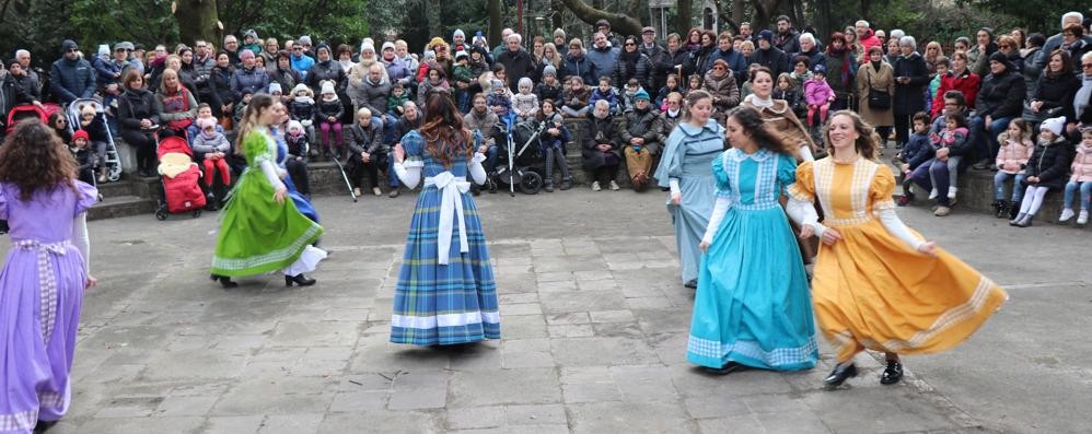 Una fase dell'esibizione del musical "Sette spose per sette fratelli" in occasione della riapertura del parco 25 aprile (foto Volonterio)