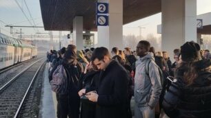 I pendolari in attesa questa mattina dei treni diretti verso Milano alla stazione di Arcore