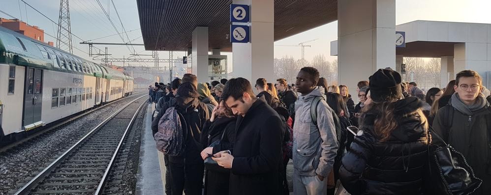 I pendolari in attesa questa mattina dei treni diretti verso Milano alla stazione di Arcore