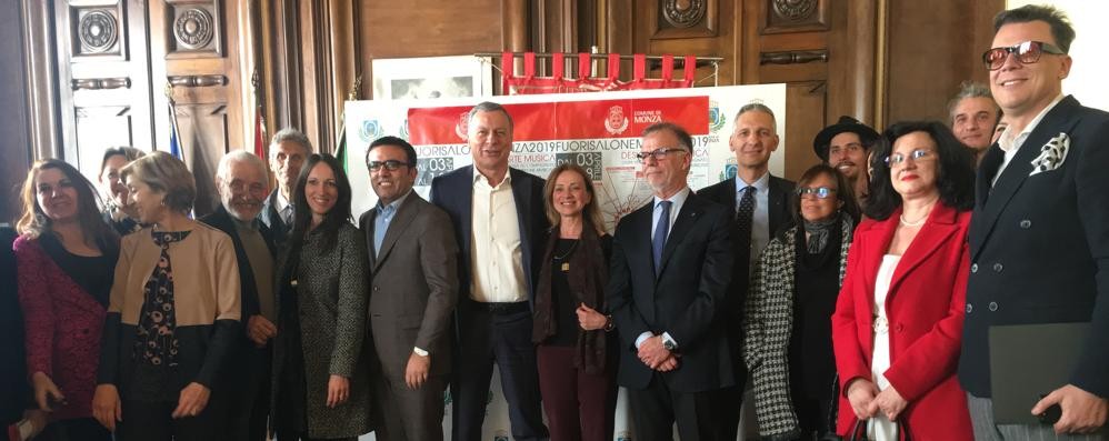 Foto di gruppo per i protagonisti del Fuorisalone di Monza