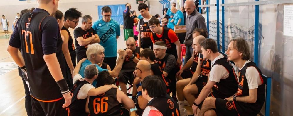 Arcore, La Vite e il basket: i ragazzi di Marcello Sala durante un timeout