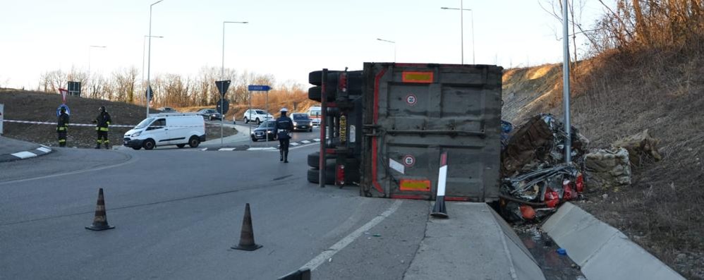 Briosco camion ribaltato ingresso Statale 36