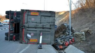 Briosco: le foto del camion ribaltato all’ingresso della Statale 36