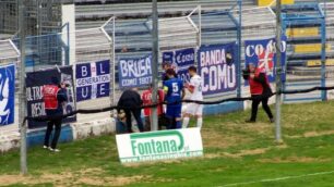 Seregno - Carmine Castella depone sotto la curva del Como il mazzo di fiori in memoria di Stefano Borgonovo