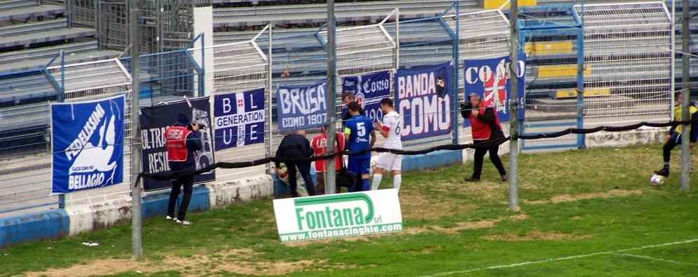 Seregno - Carmine Castella depone sotto la curva del Como il mazzo di fiori in memoria di Stefano Borgonovo