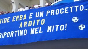 Calcio, Seregno: lo striscione dedicato dai tifosi al presidente Davide Erba e all'allenatore Andrea Ardito