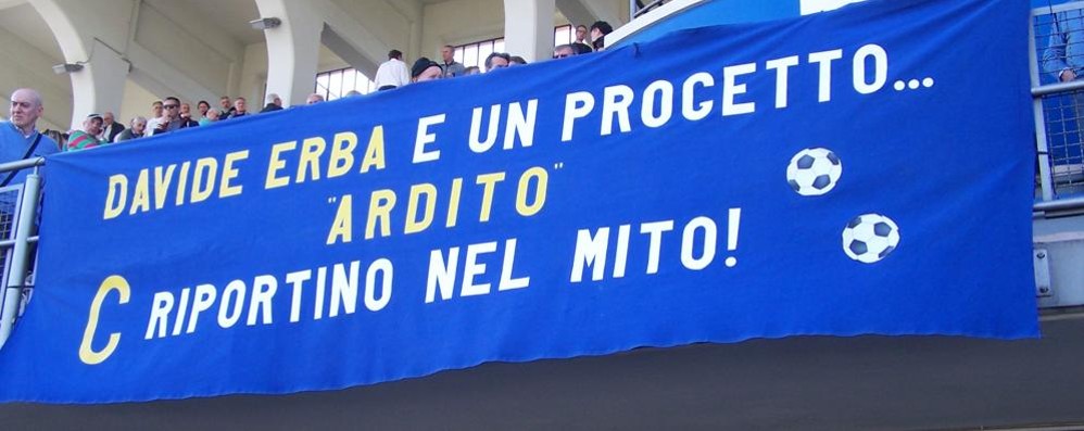 Calcio, Seregno: lo striscione dedicato dai tifosi al presidente Davide Erba e all'allenatore Andrea Ardito