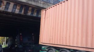 Cesano Maderno camion incastrato sotto il ponte di via San Benedetto, sotto la Milano-Meda