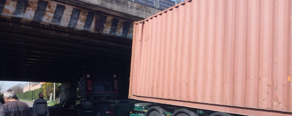 Cesano Maderno camion incastrato sotto il ponte di via San Benedetto, sotto la Milano-Meda