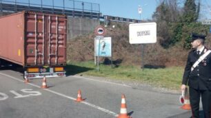 Cesano Maderno camion incastrato sotto il ponte di via San Benedetto, sotto la Milano-Meda