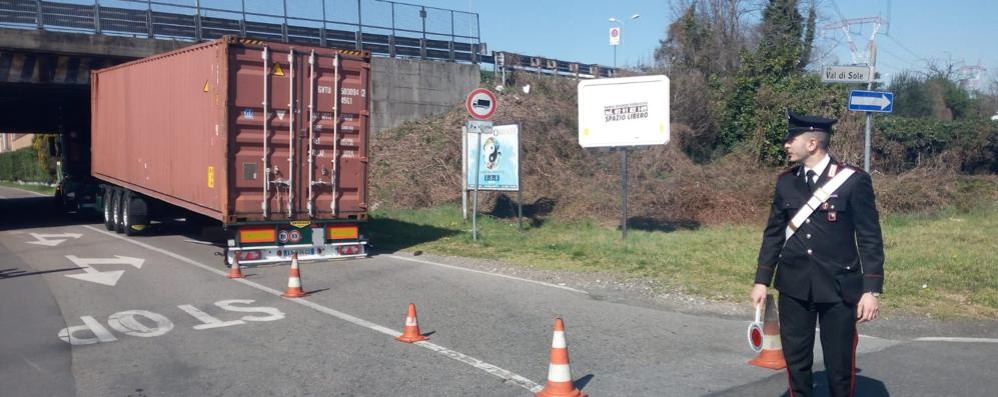 Cesano Maderno camion incastrato sotto il ponte di via San Benedetto, sotto la Milano-Meda