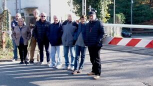 I residenti davanti al passaggio a livello di via Vicenza