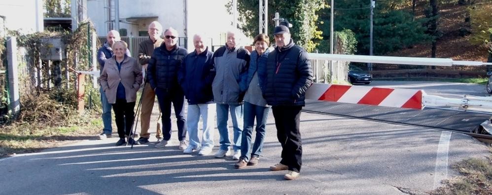 I residenti davanti al passaggio a livello di via Vicenza