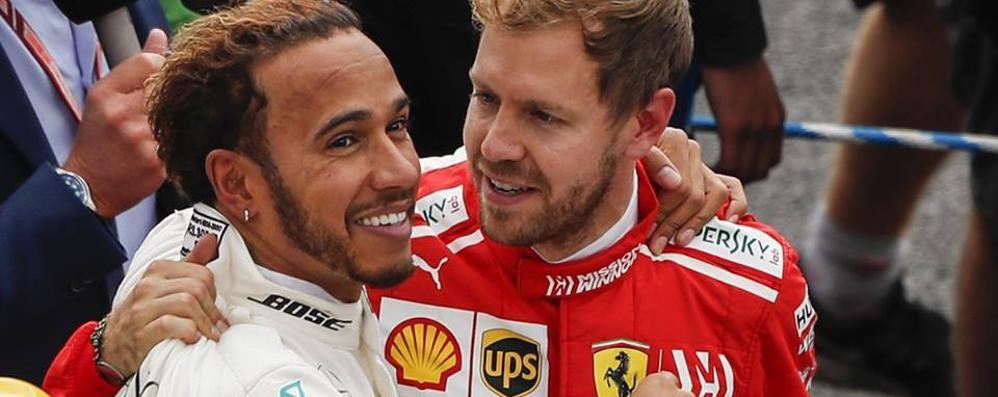 F1: Lewis Hamilton e Sebastian Vettel, l’inglese punta a superare Fangio per titoli vinti- foto Fomrula 1 su facebook