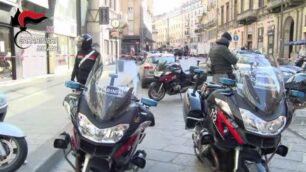 Falso allarme bomba in centro a Milano: il video degli artificieri in azione