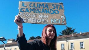 I ragazzi in piazza a Monza per il clima