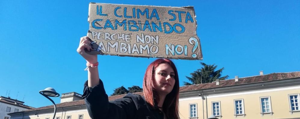 I ragazzi in piazza a Monza per il clima