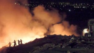 Un incendio in una discarica a Mariano Comense