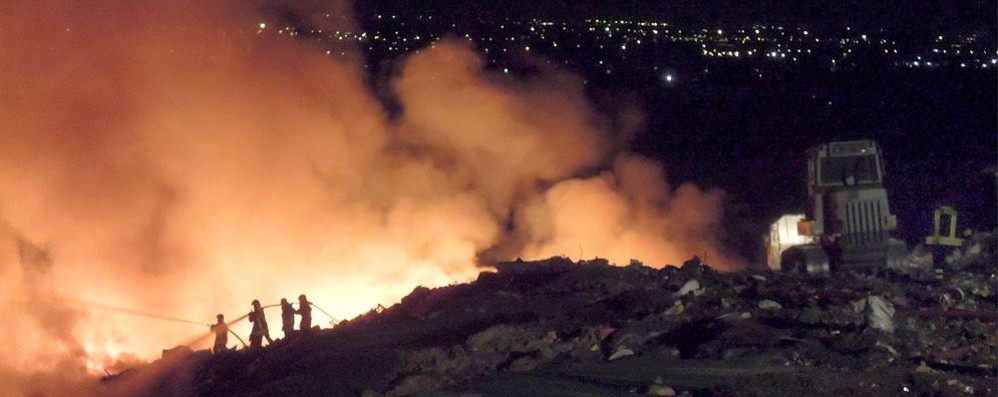 Un incendio in una discarica a Mariano Comense