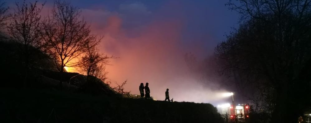 Incendio discarica Mariano Comense ore 20