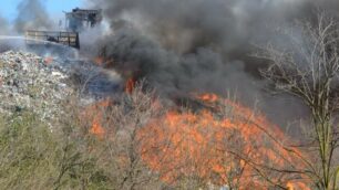 Incendio discarica Mariano Comense visibile da Monza Brianza