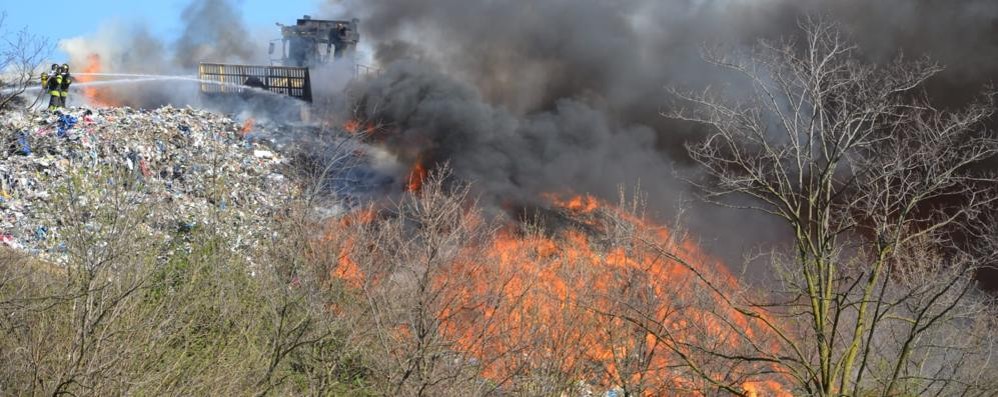 Incendio discarica Mariano Comense visibile da Monza Brianza