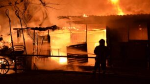 Le foto dell’incendio a ridosso della Statale 36