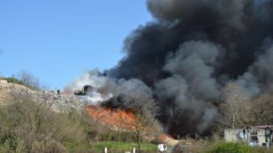 Le foto dell’incendio nella discarica di Mariano Comense